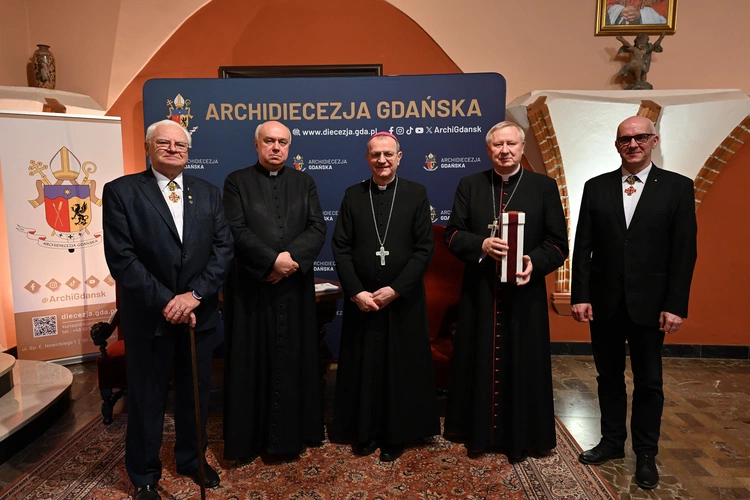 Bożogrobcy przekazali olej z Ziemi Świętej