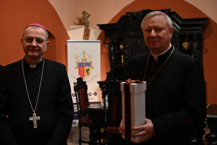 Bożogrobcy przekazali olej z Ziemi Świętej