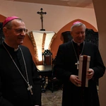 Bożogrobcy przekazali olej z Ziemi Świętej