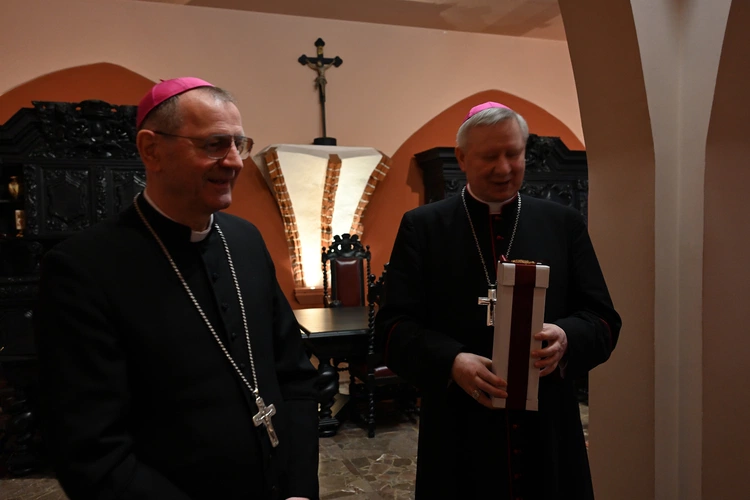 Bożogrobcy przekazali olej z Ziemi Świętej