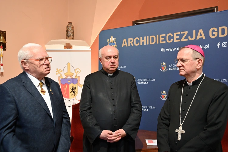 Bożogrobcy przekazali olej z Ziemi Świętej