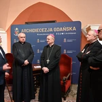 Bożogrobcy przekazali olej z Ziemi Świętej