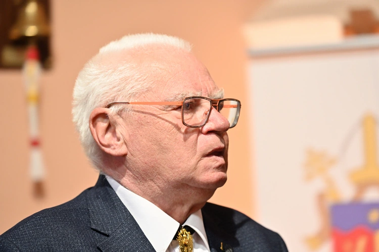 Bożogrobcy przekazali olej z Ziemi Świętej