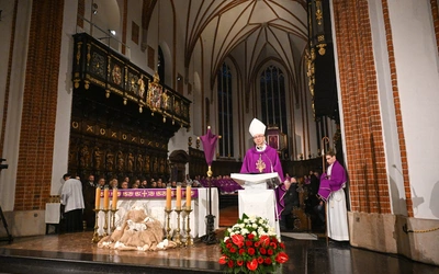 Abp Galbas podczas Mszy w rocznicę katastrofy smoleńskiej: To nie śmierć rozdziela ludzi, ale brak pamięci i brak miłości