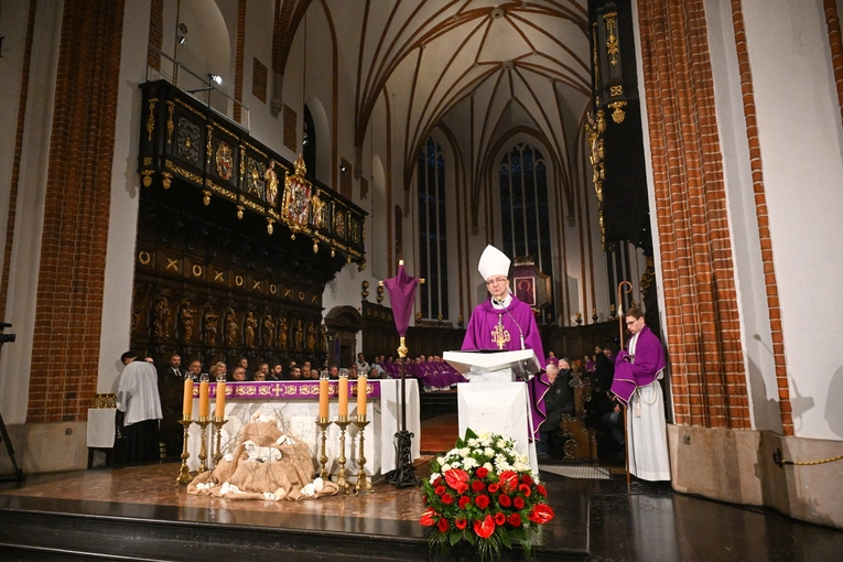 Abp Galbas podczas Mszy w rocznicę katastrofy smoleńskiej: To nie śmierć rozdziela ludzi, ale brak pamięci i brak miłości