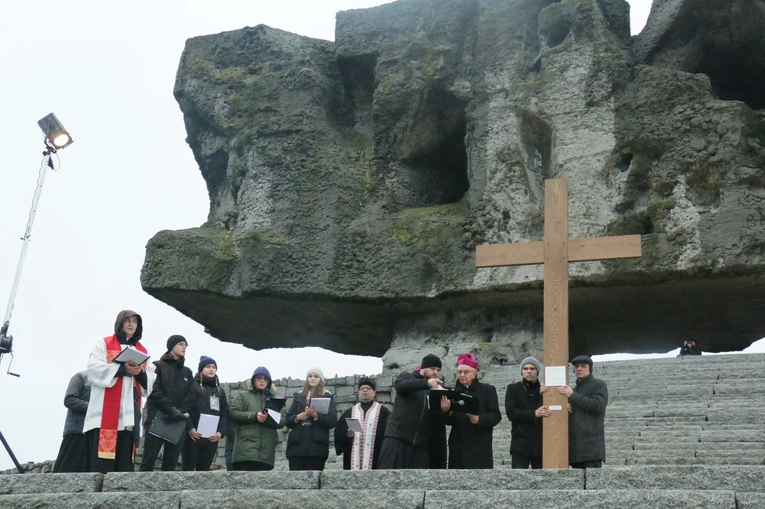 Droga Krzyżowa na Majdanku