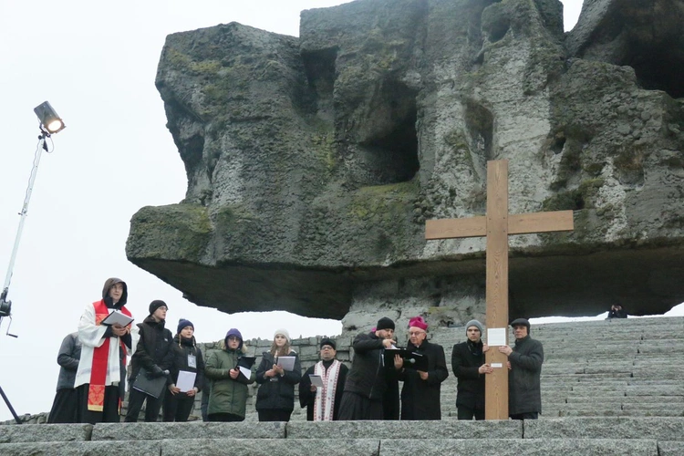 Droga Krzyżowa na Majdanku