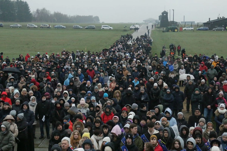 Młodzi za krzyżem
