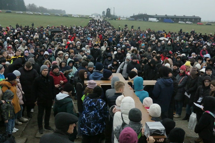 Młodzi za krzyżem