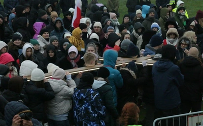 Młodzi za krzyżem