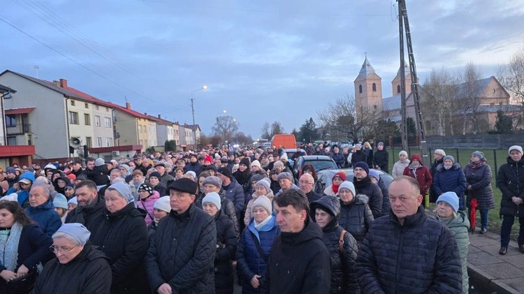 Rzesze wiernych podczas Drogi Krzyżowej rozważało miłość Jezusa do człowieka.