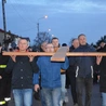 Z krzyżem na ramionach