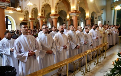 Biskup ustanowił nowych nadzwyczajnych szafarzy Komunii Świętej