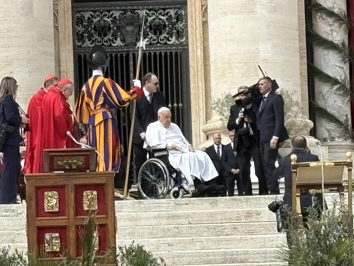 Papież przybył na plac Św. Piotra na zakończenie mszy w Niedzielę Palmową