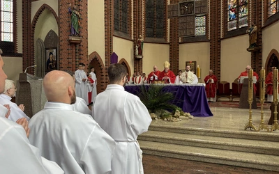 Bp Olszowski do szafarzy: Wasze ręce muszą być przedłużeniem rąk samego Chrystusa