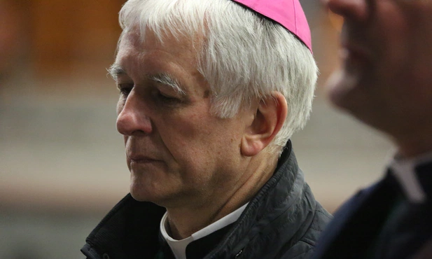 Bp Marek Szkudło zapewnia o modlitwie za ofiary pożaru w Pszowie i ich najbliższych