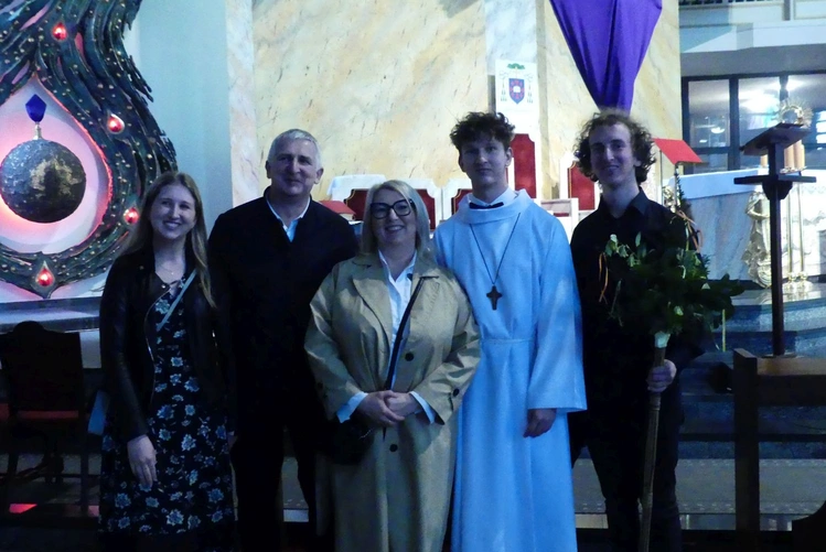 Tomek Teda z Bulowic z rodzicami i rodzeństwem w kościele NSPJ w Bielsku-Białej.