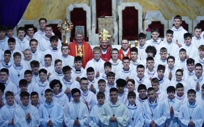 Nowi ceremoniarze i animatorzy LSO z bp. Romanem Pindlem, diecezjalnymi duszpasterzami: ks. Przemysławem Gawlasem i ks. Jakubem Kulińskim.