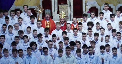 Nowi ceremoniarze i animatorzy LSO z bp. Romanem Pindlem, diecezjalnymi duszpasterzami: ks. Przemysławem Gawlasem i ks. Jakubem Kulińskim.