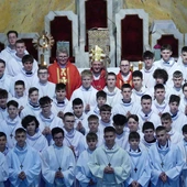 Nowi ceremoniarze i animatorzy LSO z bp. Romanem Pindlem, diecezjalnymi duszpasterzami: ks. Przemysławem Gawlasem i ks. Jakubem Kulińskim.