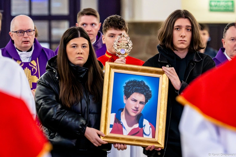 Relikwie i portret błogosławionego wnieśli młodzi parafianie.