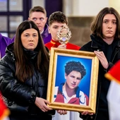 Relikwie i portret błogosławionego wnieśli młodzi parafianie.