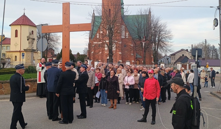 Nabożeństwo rozpoczęło się przy kościele w Drzewicy.