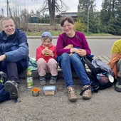 Sywia i Tomasz Borkowy z dziećmi - Anią i Pawłem na Szlaku św. Jakuba w Zamarskach.