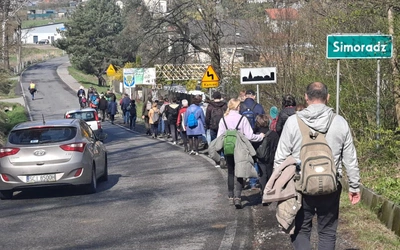 Prawie 60 osób wyruszyło ze Skoczowa do Cieszyna Szlakiem św. Jakuba.