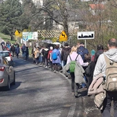 Prawie 60 osób wyruszyło ze Skoczowa do Cieszyna Szlakiem św. Jakuba.