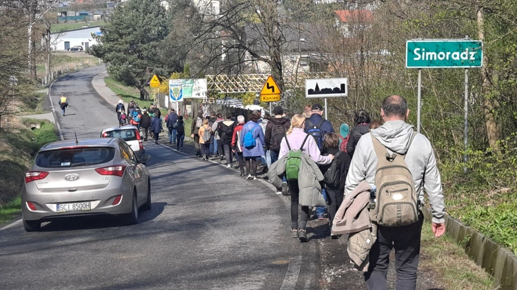 Prawie 60 osób wyruszyło ze Skoczowa do Cieszyna Szlakiem św. Jakuba.