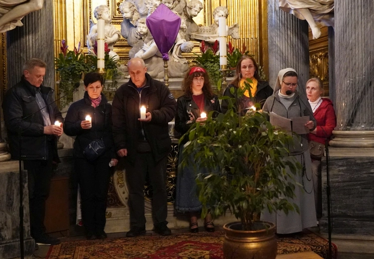 Godzina z Jezusem w Wielki Poniedziałek. Pytanie o korzenie, dom i o świątynię serca