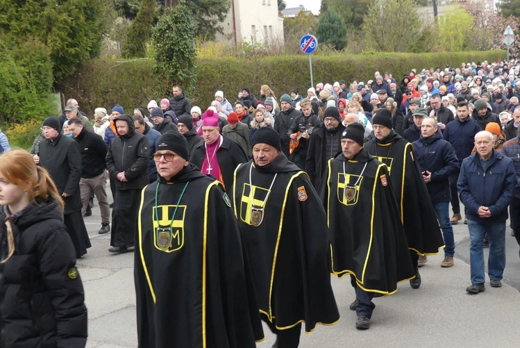 Uczestnicy miejskiej Drogi Krzyżowej na trasie.