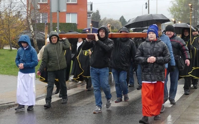 Krzyż ponieśli wierni z kolejnych bielskich parafii.