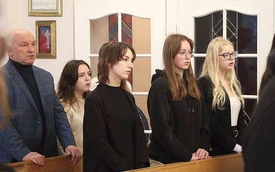 Zmagania uczestników poprzedziła Msza Święta w seminaryjnej kaplicy. 