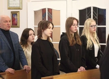 Zmagania uczestników poprzedziła Msza Święta w seminaryjnej kaplicy. 