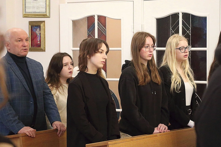 Zmagania uczestników poprzedziła Msza Święta w seminaryjnej kaplicy. 