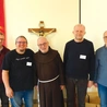 Mężczyźni z „Zacheusza” pomagają franciszkaninowi w posłudze osadzonym.
