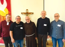 Mężczyźni z „Zacheusza” pomagają franciszkaninowi w posłudze osadzonym.