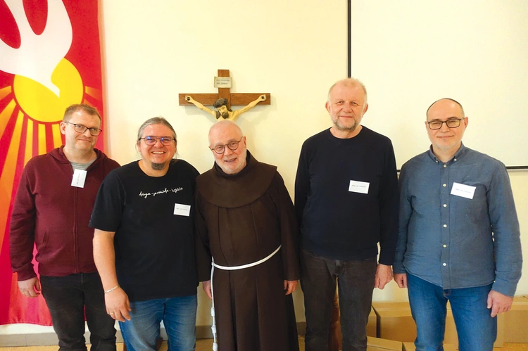 Mężczyźni z „Zacheusza” pomagają franciszkaninowi w posłudze osadzonym.