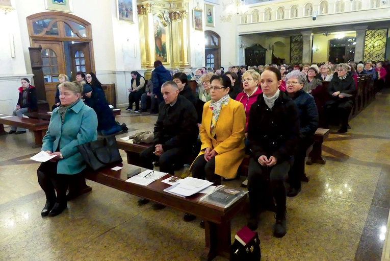 Mamy  i ojcowie modlili się w bielskim sanktuarium Matki Bożej Bolesnej.