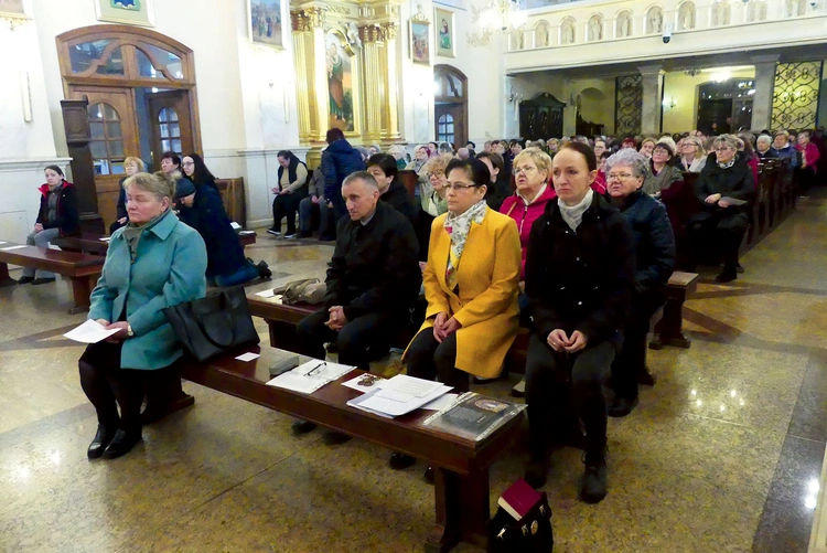 Mamy  i ojcowie modlili się w bielskim sanktuarium Matki Bożej Bolesnej.