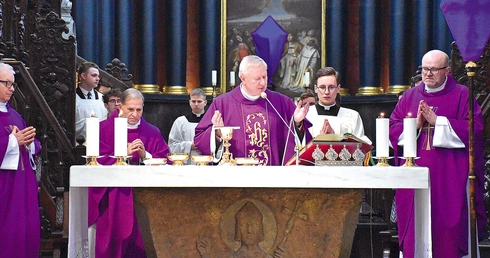 Hierarcha podkreślił niezwykłą wartość misji lekarzy, pielęgniarek i wszystkich osób zaangażowanych w opiekę nad ludźmi w chorobie.