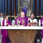 Hierarcha podkreślił niezwykłą wartość misji lekarzy, pielęgniarek i wszystkich osób zaangażowanych w opiekę nad ludźmi w chorobie.