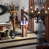 Sprawowano Mszę św. w intencji motocyklistów, również tych, którzy w ostatnim czasie zginęli na drogach.