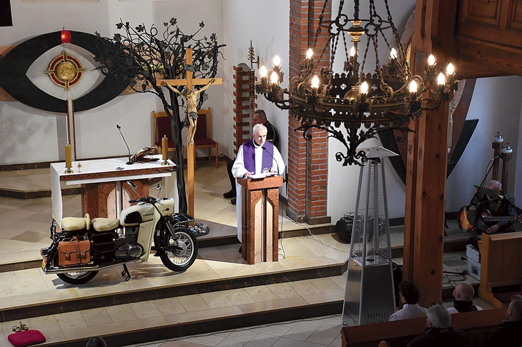 Sprawowano Mszę św. w intencji motocyklistów, również tych, którzy w ostatnim czasie zginęli na drogach.