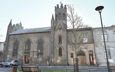 Neogotycka  bryła wyróżnia się na tle architektury dzielnicy.