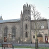 Neogotycka  bryła wyróżnia się na tle architektury dzielnicy.