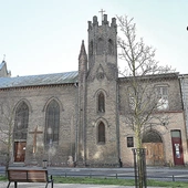 Neogotycka  bryła wyróżnia się na tle architektury dzielnicy.