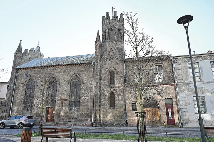 Neogotycka  bryła wyróżnia się na tle architektury dzielnicy.